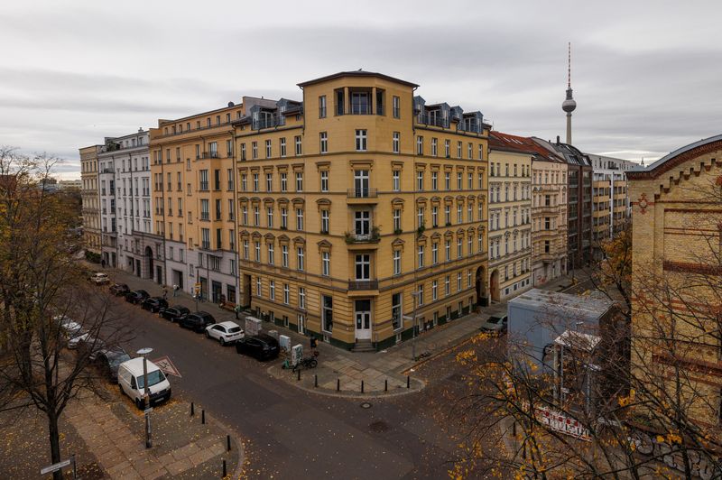 © Reuters. Cars are parked next to residential houses with the TV tower in the background in the district of Prenzlauer Berg in Berlin, Germany, November 9, 2023. REUTERS/Lisi Niesner