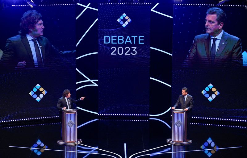 &copy; Reuters. FILE PHOTO: Argentina presidential candidates Sergio Massa of Union por la Patria party and Javier Milei of La Libertad Avanza party interact during the presidential debate ahead of the November 19 general election, at the University of Buenos Aires' Law 