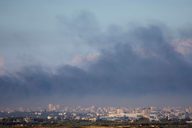 &copy; Reuters. دخان متصاعد في غزة كما يمكن رؤيته من جنوب إسرائيل يوم الخميس. تصوير: ألكسندر إيرموشينكو - رويترز.