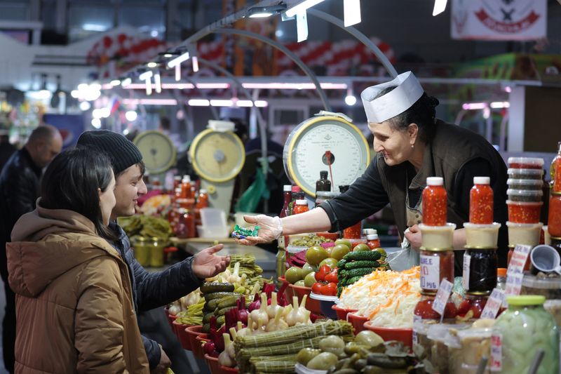 &copy; Reuters. A vendor gives candies to customers at a food market in Saint Petersburg, Russia, November 10, 2023. REUTERS/Anton Vaganov