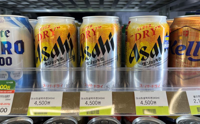 &copy; Reuters. Asahi's new super dry draft canned beers are seen at a convenience store in Seoul, South Korea, May 12, 2023. REUTERS/Minwoo Park/File Photo
