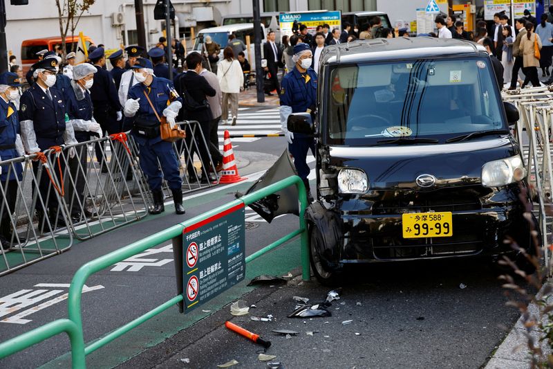 © Reuters. اصطدام سيارة بحاجز بالقرب من السفارة الإسرائيلية في طوكيو باليابان يوم الخميس. تصوير: كيم كيونج هون - رويترز.