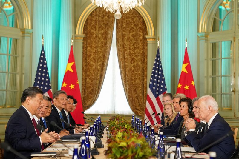 &copy; Reuters. Il presidente degli Stati Uniti Joe Biden e il presidente cinese Xi Jinping partecipano a un incontro bilaterale presso la tenuta Filoli a margine del vertice della Cooperazione economica Asia-Pacifico (APEC), a Woodside, California, Stati Uniti, 15 novem