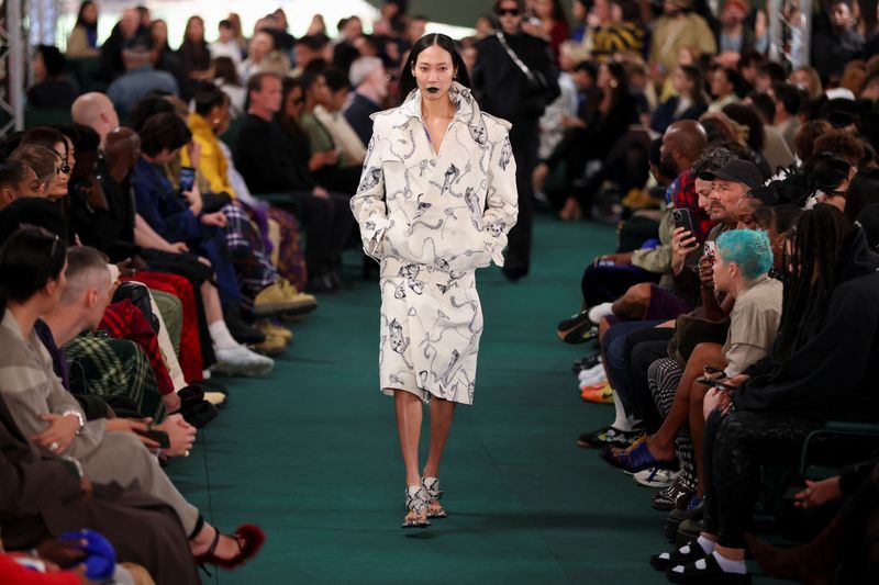 © Reuters. FILE PHOTO: A model presents a creation at the Burberry catwalk show during London Fashion Week in London, Britain, September 18, 2023. REUTERS/Hollie Adams/File Photo