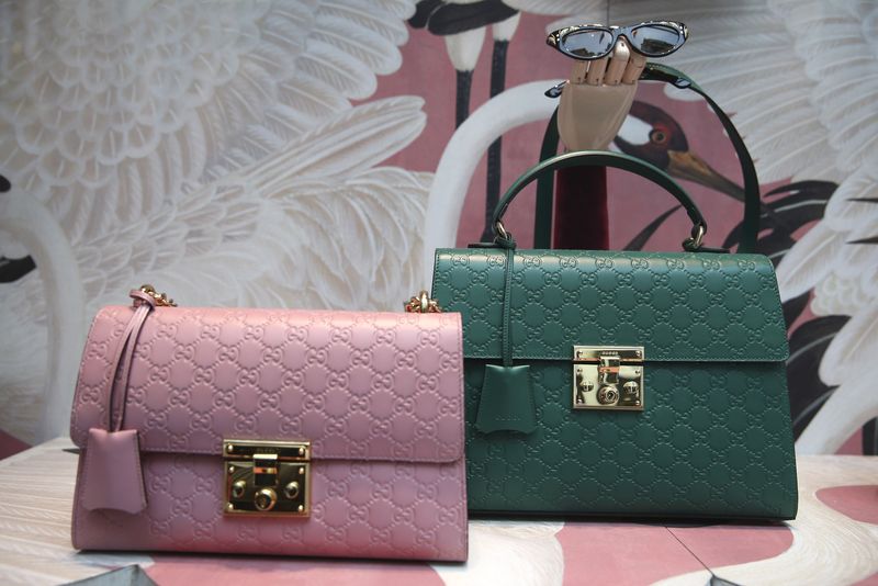 &copy; Reuters. Photo d'archives de sacs Gucci dans un magasin à Londres, en Grande-Bretagne. /Photo prise le 2 juin 2016/REUTERS/Neil Hall