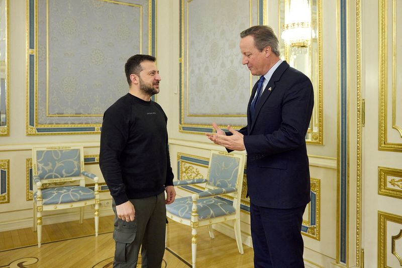 &copy; Reuters. الرئيس الأوكراني فولوديمير زيلينسكي يلتقي ديفيد كاميرون وزير خارجية بريطانيا الجديد في كييف في صورة نشرت يوم الخميس. صورة لرويترز من المكت