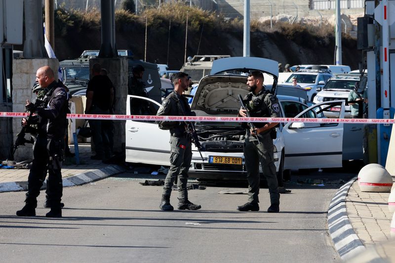 &copy; Reuters. Personale di sicurezza israeliano sorveglia dopo un violento incidente a Gerusalemme, 16 novembre 2023. REUTERS/Ammar Awad