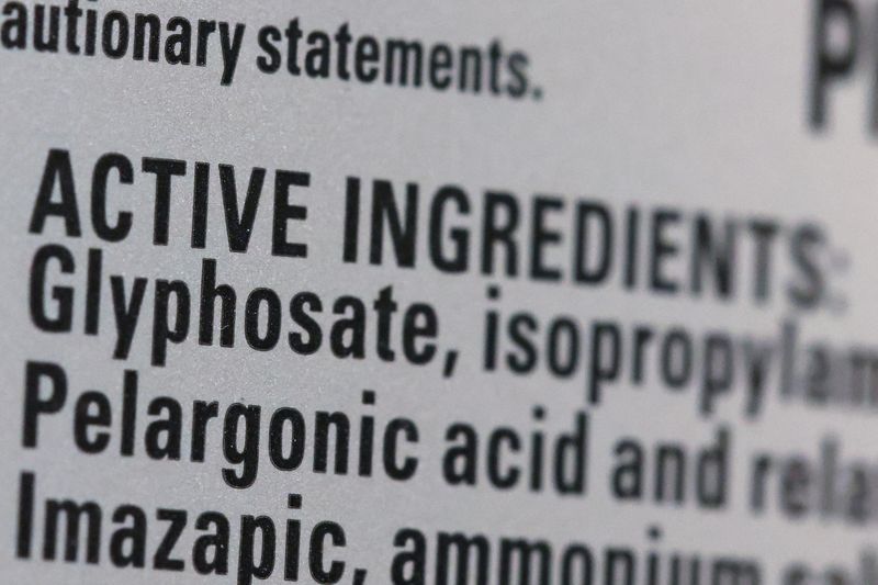 &copy; Reuters. FOTO DE ARCHIVO: La lista de ingredientes del herbicida Roundup, incluido el glifosato, en una botella en una tienda de Manhattan, Nueva York, Estados Unidos. 30 de junio de 2022. REUTERS/Andrew Kelly