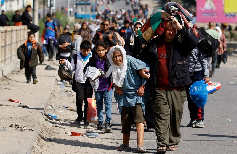 &copy; Reuters. Palestinos deixam  norte da Faixa de Gaza em direção ao sul do enclave durante ataques israelenses na Faixa de Gaza
10/11/2023 REUTERS/Ibraheem Abu Mustafa