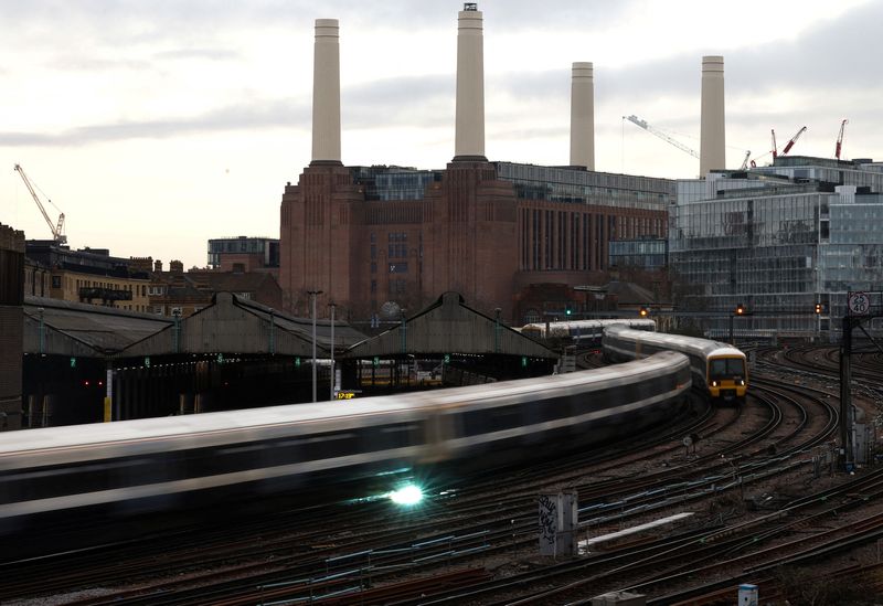&copy; Reuters. Des trains quittent la gare de Victoria à Londres, en Grande-Bretagne. /Photo prise le 10 février 2023/REUTERS/Henry Nicholls