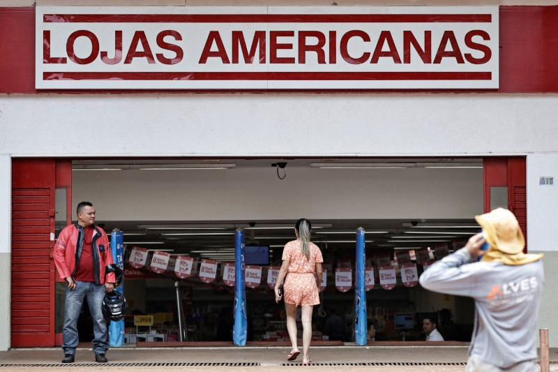 &copy; Reuters. FOTO DE ARCHIVO: Personas caminan frente a una tienda de Lojas Americanas en Brasilia, Brasil. 12 de enero de 2023. REUTERS/Ueslei Marcelino/Archivo