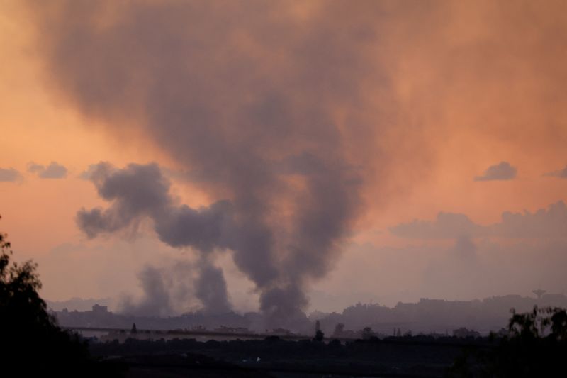 &copy; Reuters. Fumo si leva da Gaza, visto dal sud di Israele,15 novembre 2023. REUTERS/Alexander Ermochenko