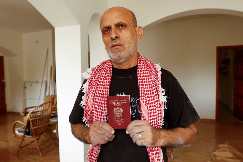 &copy; Reuters. عبد الرؤوف الفرا الفلسطيني الذي يحمل الجنسية البولندية يرفض الفرار من قطاع غزة بعد أن استهدفت غارات إسرائيلية الحي الذي يعيش فيه مما ألحق أ