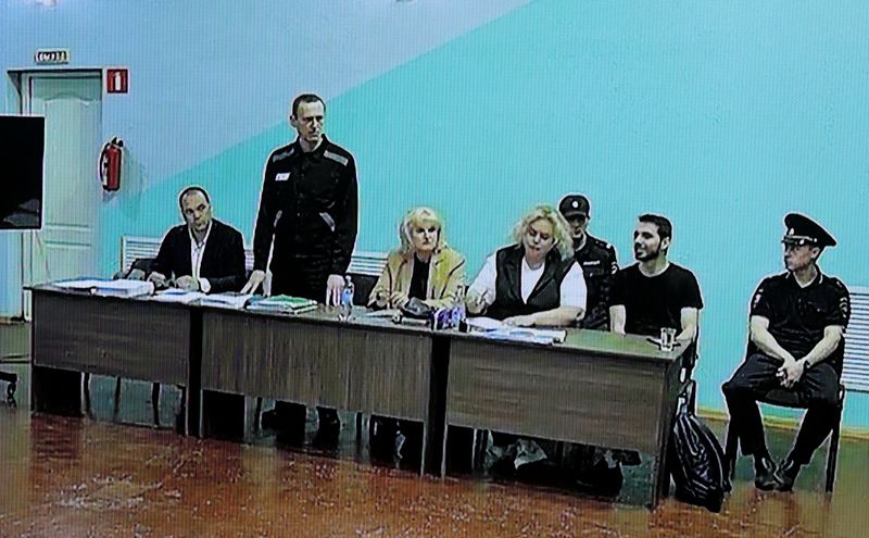 &copy; Reuters. السياسي المعارض الروسي أليكسي نافالني ومحاميه أولجا ميخائيلوفا وفاديم كوبزيف ومشاركين آخرين عبر رابط فيديو خلال جلسة استماع بمحكمة مدينة 