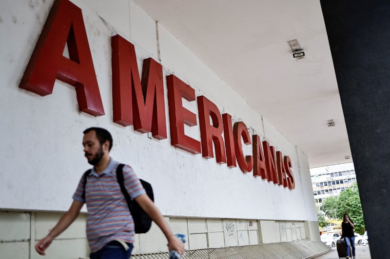 © Reuters. Homem passa em frente a loja da Americanas em Brasília
12/01/2023 REUTERS/Ueslei Marcelino