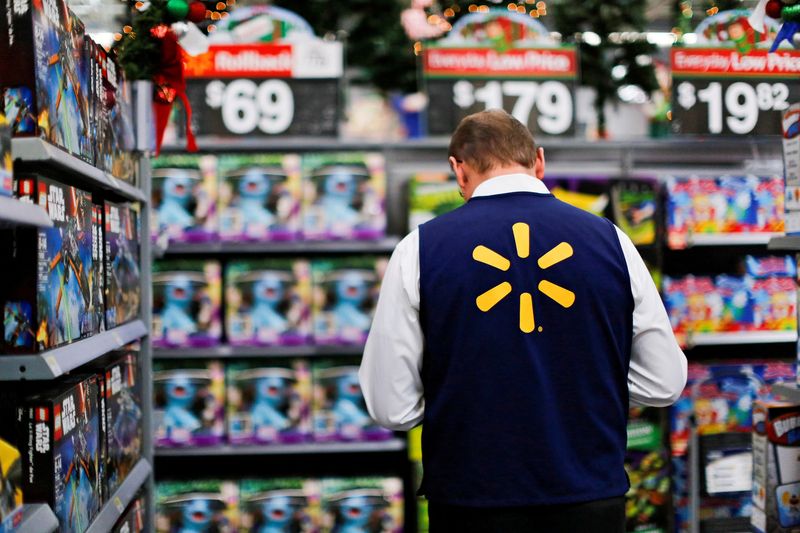© Reuters. FILE PHOTO: A Walmart worker organises products for Christmas season at a Walmart store in Teterboro, New Jersey, U.S., October 26, 2016. REUTERS/Eduardo Munoz