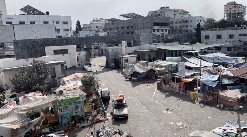 &copy; Reuters. خيام وملاجئ مؤقتة يستخدمها النازحون الفلسطينيون في ساحات مستشفى الشفاء بمدينة غزة يوم 12 نوفمبر تشرين الثاني 2023. صورة لرويترز 