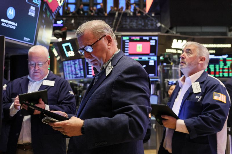 Wall Street ouvre en baisse, l'activité US ralentit