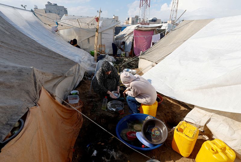 &copy; Reuters. Des personnes palestiniennes déplacées dans un camp de Khan Younis, à Gaza. /Photo prise le 14 novembre 2023/REUTERS/Mohammed Salem 