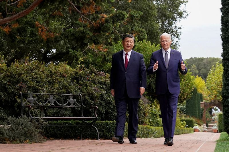&copy; Reuters. الرئيس الأمريكي جو بايدن ونظيره الصيني شي جين بينغ يسيران معا على هامش مؤتمر أبيك في وودسايد بكاليفورنيا في الولايات المتحدة يوم الأربعاء. 