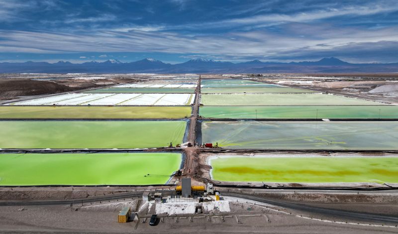 &copy; Reuters. FILE PHOTO: A truck loads concentrated brine at SQM lithium mine at the Atacama salt flat, in Antofagasta region, Chile, May 3, 2023. REUTERS/Ivan Alvarado/File Photo