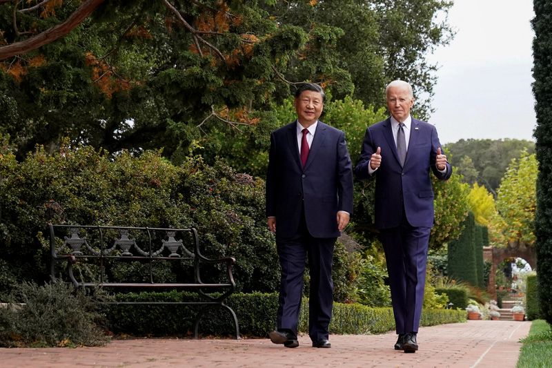 © Reuters. FILE PHOTO: U.S. President Joe Biden gives thumbs-up as he walks with Chinese President Xi Jinping at Filoli estate on the sidelines of the Asia-Pacific Economic Cooperation (APEC) summit, in Woodside, California, U.S., November 15, 2023. REUTERS/Kevin Lamarque