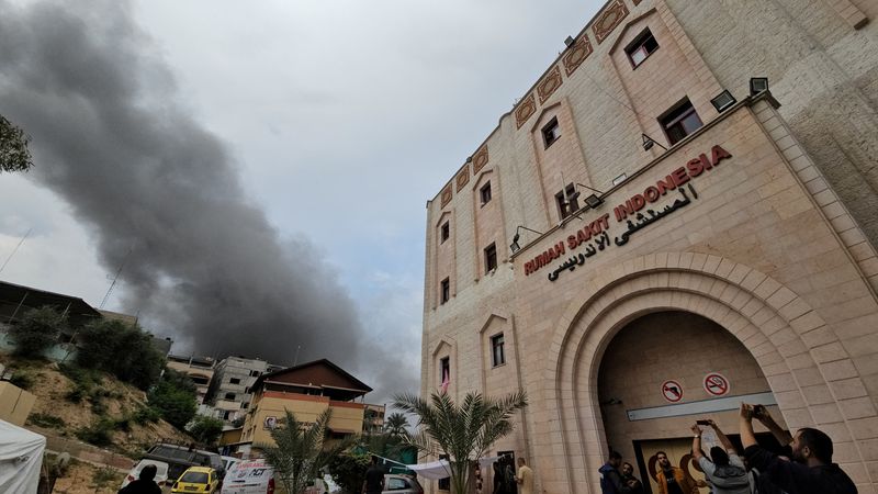 © Reuters. أعمدة الدخان تتصاعد عقب غارة إسرائيلية قرب مستشفى الإندونيسي الذي نفد منه الوقود وانقطعت عنه الكهرباء في شمال غزة يوم 12 نوفمبر تشرين الثاني 2023. صورة لرويترز.