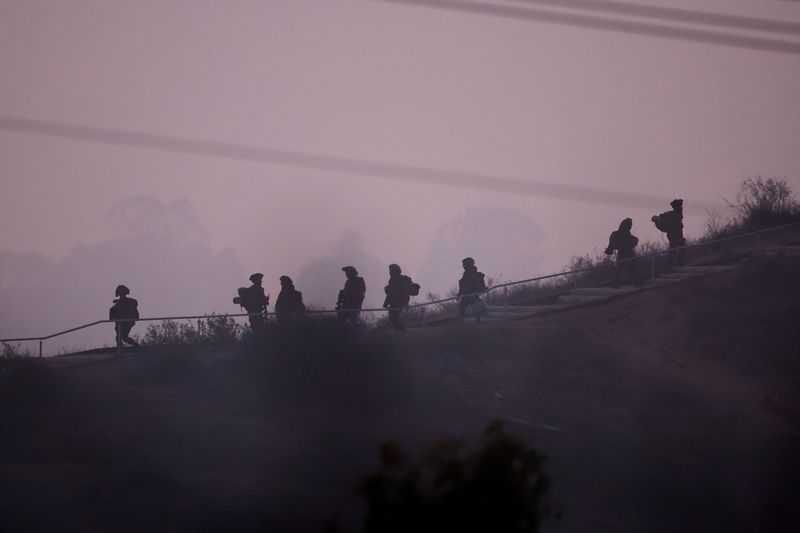 &copy; Reuters. Soldati israeliani avanzano nella Striscia di Gaza. 16 novembre 2023. REUTERS/Alexander Ermochenko      TPX IMAGES OF THE DAY