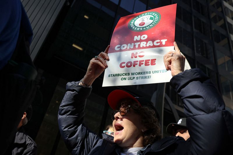 © Reuters. Members of the Starbucks Workers Union and other labor organization picket and hold a rally outside a company owned Starbucks store, during the coffee chain's Red Cup Day event in New York City, U.S., November 16, 2023.  REUTERS/Brendan McDermid