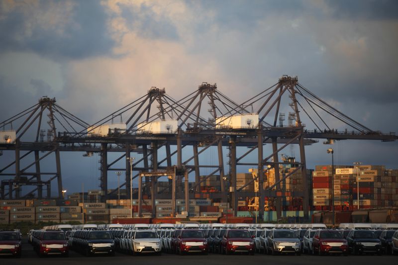 &copy; Reuters. Cars and containers are seen in the port of Lazaro Cardenas November 20, 2013. REUTERS/Edgard Garrido/File Photo