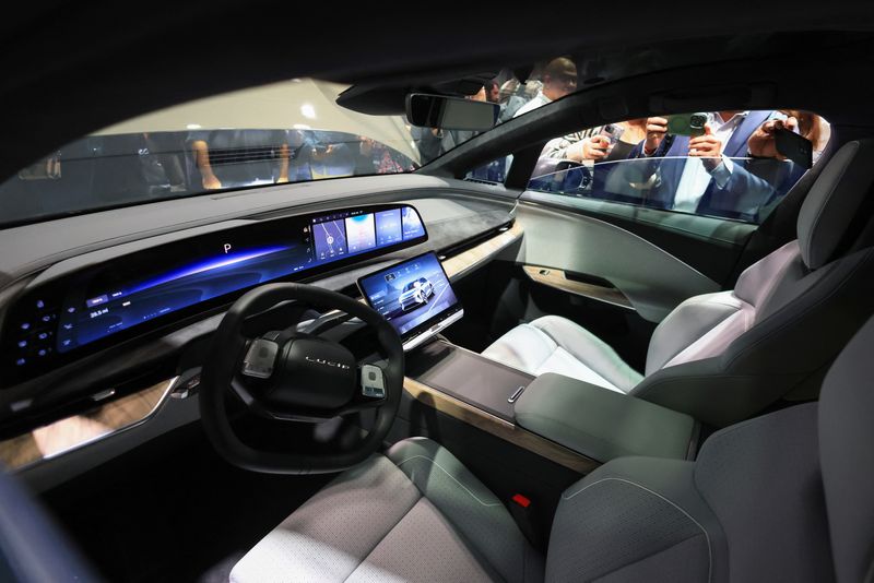 Startup de elétricos lança SUV de US$ 80 mil com multimídia de 34 polegadas