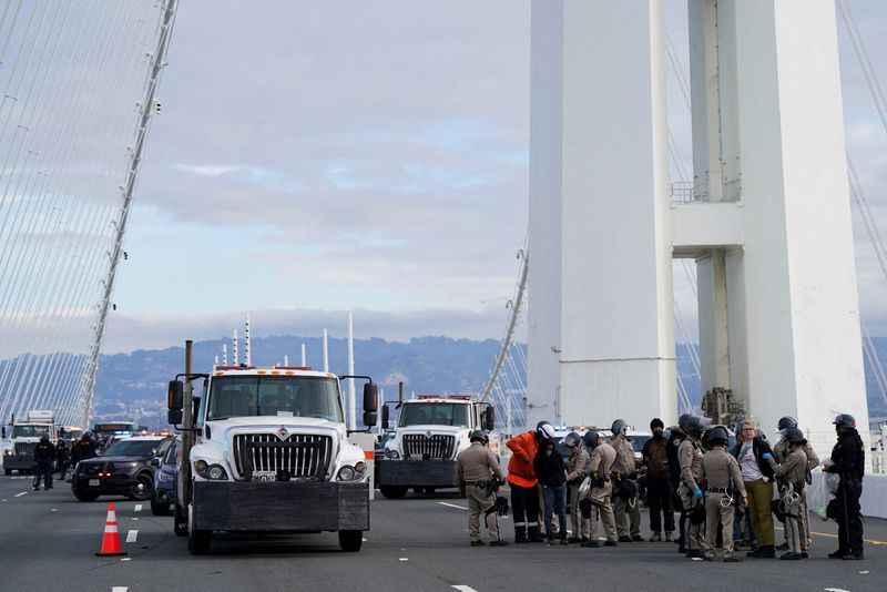 &copy; Reuters. أفراد من قوات الأمن يعتقلون متظاهرين خلال قمة أبيك في سان فرانسيسكو يوم الخميس. تصوير: لورين إليوت - رويترز 