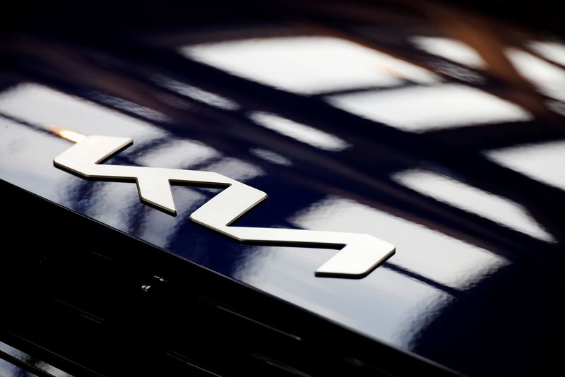 &copy; Reuters. The logo of Kia Corp is seen on its electric vehicle EV6 during a photo opportunity in Seoul, South Korea, June 1, 2021. Picture taken on June 1, 2021.   REUTERS/Kim Hong-Ji/File Photo