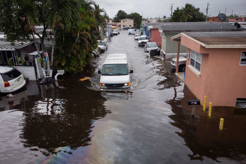 © Reuters. A car drives through flood water at a trailer park community in Hialeah, Florida, U.S., November 16, 2023. REUTERS/Marco Bello