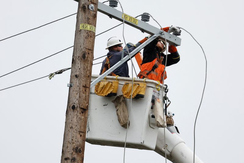 &copy; Reuters. Pacific Gas & Electric crew repairs power lines in West Sacramento, California, U.S. January 11, 2023. REUTERS/Fred Greaves/File Photo