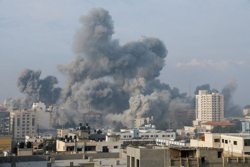 © Reuters. أعمدة الدخان تتصاعد في شماء مدينة غزة على إثر ضربات جوية إسرائيلية يوم 11 أكتوبر تشرين الأول 2023. تصوير: محمد سالم - رويترز 