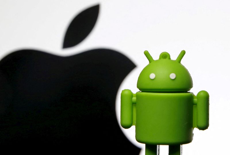 © Reuters. FILE PHOTO: An Android mascot is seen in front of a displayed logo of Apple in this photo illustration taken in Zenica, Bosnia and Herzegovina, May 5, 2015.  Picture taken on May 5.   REUTERS/Dado Ruvic/File Photo