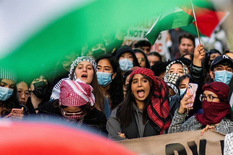 © Reuters. FILE PHOTO: Protesters hold a rally in support of Palestinians, amid the ongoing conflict between Israel and the Palestinian Islamist group Hamas, outside the Columbia University, in New York, U.S., November 15, 2023. REUTERS/Eduardo Munoz/File Photo