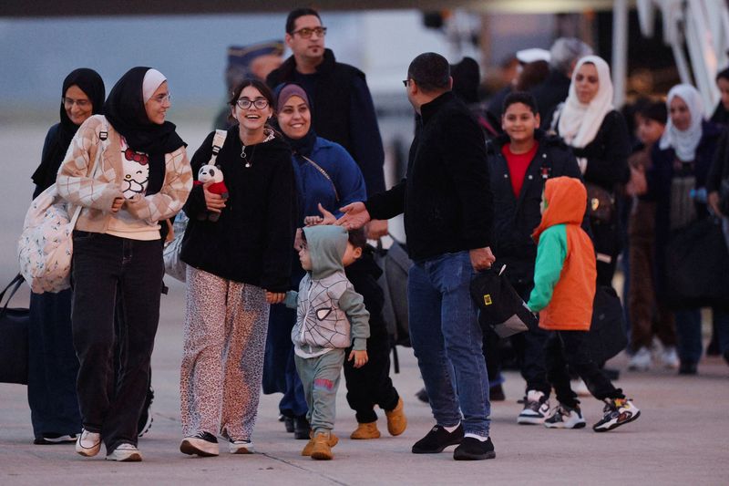 &copy; Reuters. إسبانيون فلسطينيون وفلسطينيون جرى إجلاؤهم من قطاع غزة يصلون إلى قاعدة جوية خارج العاصمة الإسبانية مدريد يوم الخميس. تصوير: فيوليتا سانتوس م