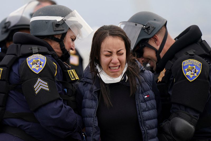 &copy; Reuters. Forças de segurança detém pessoa após manifestantes bloquearem a ponte Bay em San Francisco, Califórnia
16/11/2023
REUTERS/Loren Elliott