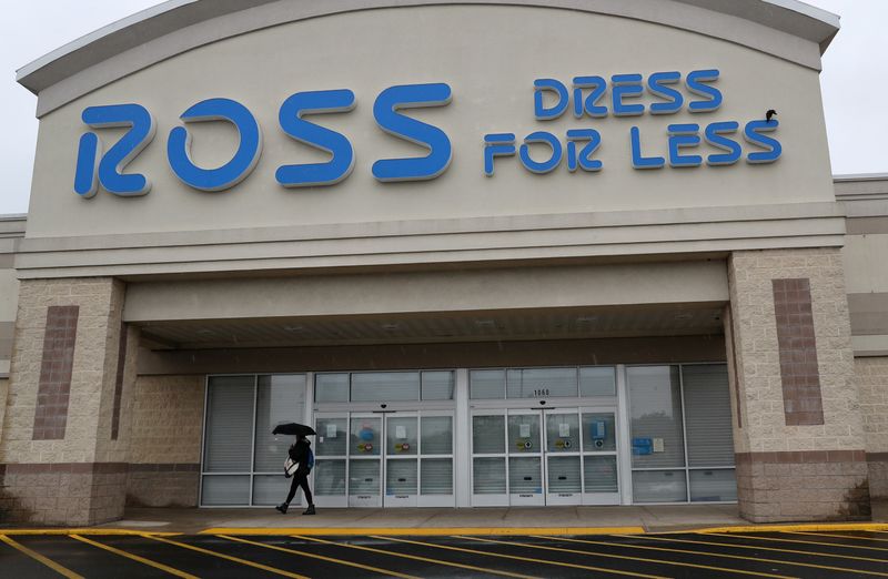 &copy; Reuters. A pedestrian walks past a closed Ross store, as the spread of the coronavirus disease (COVID-19) continues, in Washington, U.S., April 30, 2020. REUTERS/Leah Millis/File Photo