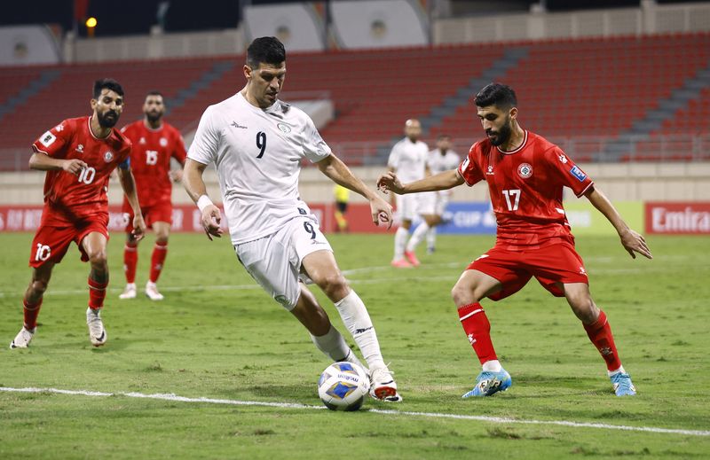 &copy; Reuters. Palestina (de branco) enfrenta o Líbano em eliminatórias para a Copa do Mundo
16/11/2023
REUTERS/Rula Rouhana