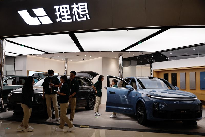 &copy; Reuters. 　中国の電気自動車（ＥＶ）メーカー、理想汽車（リ・オート）は１７日、同社初の純粋なＥＶ「ＭＥＧＡ」の量産と納車を来年２月に開始すると発表した。北京のショッピングモールで３