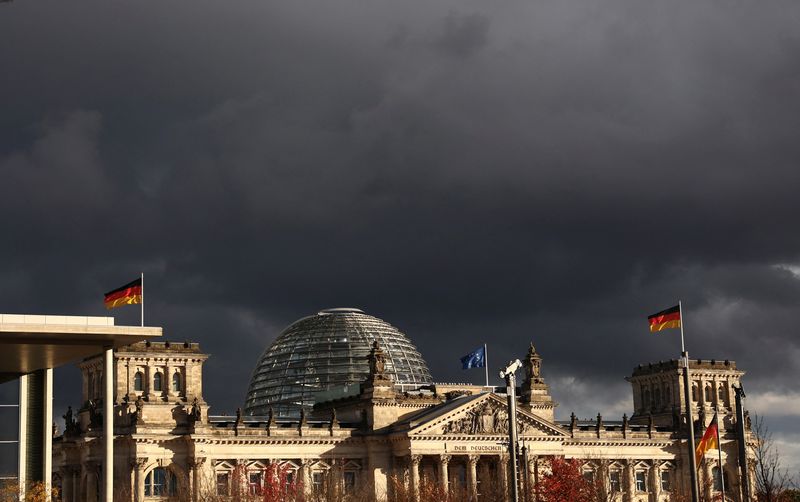 © Reuters. FILE PHOTO: Dark clouds are seen over the Reichstag building, Germany’s seat of the lower house of parliament Bundestag in Berlin, Germany, November 10, 2023. REUTERS/Liesa Johannssen/File Photo