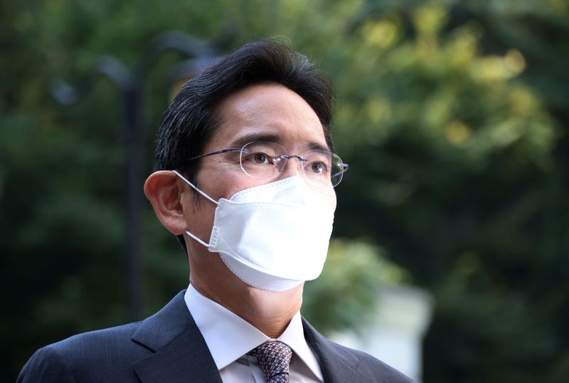 &copy; Reuters. Le vice-président de Samsung Electronics, Jay Y. Lee, arrive au tribunal de Séoul, en Corée du Sud. /Photo d'archives prise le 26 octobre 2021/REUTERS/Kim Hong-Ji