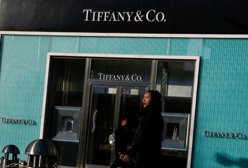&copy; Reuters. FILE PHOTO: FILE PHOTO: People walk past a boutique of the luxury jewelry retailer Tiffany & Co. in Beijing, China, December 1, 2016. Picture taken December 1, 2016. REUTERS/Thomas Peter/File Photo