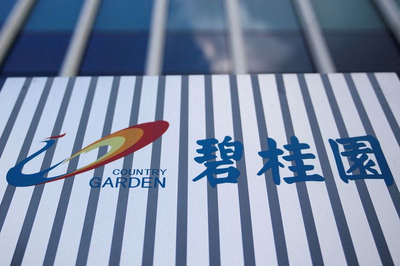 © Reuters. FILE PHOTO: The company logo of Chinese developer Country Garden is pictured at the Shanghai Country Garden Center in Shanghai, China August 9, 2023. REUTERS/Aly Song/File Photo