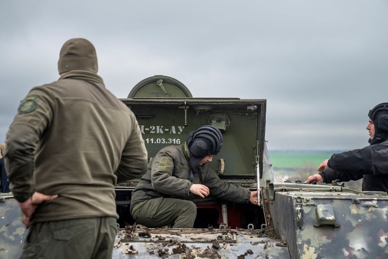&copy; Reuters. جنود يقفون بالقرب من مركبة عسكرية عند موقع دفاعي إذ يستعد الحرس الوطني الأوكراني للدفاع عن منطقة أوديسا في أوكرانيا يوم العاشر من أبريل نيس