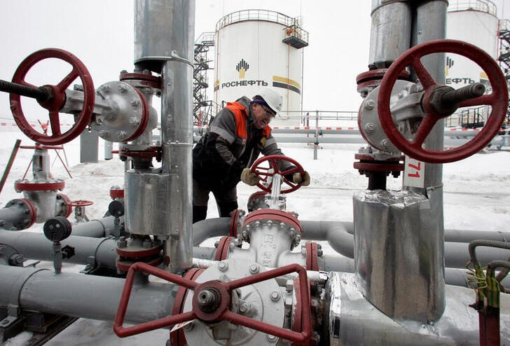 &copy; Reuters. FOTO DE ARCHIVO. Un trabajador gira una válvula en el yacimiento petrolífero Gremikhinskoye de UdmurtNeft, al este de Izhevsk, cerca de los montes Urales, en Rusia. 7 de diciembre de 2007. REUTERS/Sergei Karpukhin