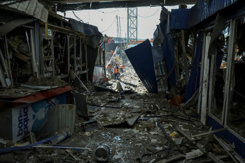 &copy; Reuters. عمال يزيلون الركام في موقع تضرر خلال غارة عسكرية روسية استهدفت منطقة دنيبرو بأوكرانيا يوم 24 أغسطس آب 2023. تصوير: ميكولا سينلنيكوف - رويترز.